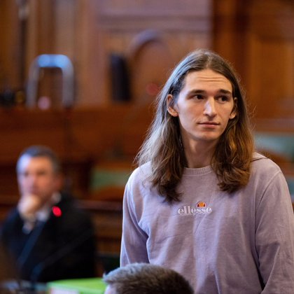 Maja T. kommt in den Gerichtssaal in Budapest am 20.6.2025. Das Stadtgericht in Budapest entscheidet, ob die deutsche non-binäre Person Maja T. aus der Haft entlassen und in Hausarrest überstellt wird.