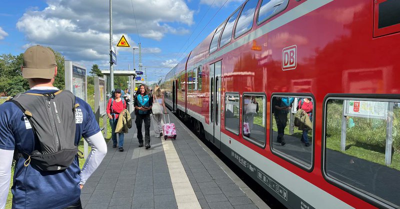 Auf den Schienen der Region unterwegs: ein Zug der Linie RE5.
