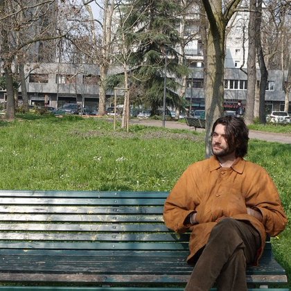 francesco pintus seduto sulla panchina di un parco