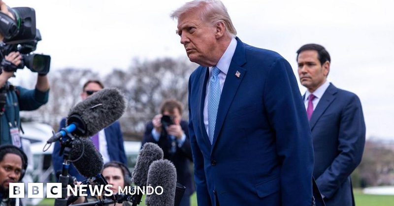 El presidente de Estados Unidos, Donald Trump, hablando ante los micrófonos de la prensa