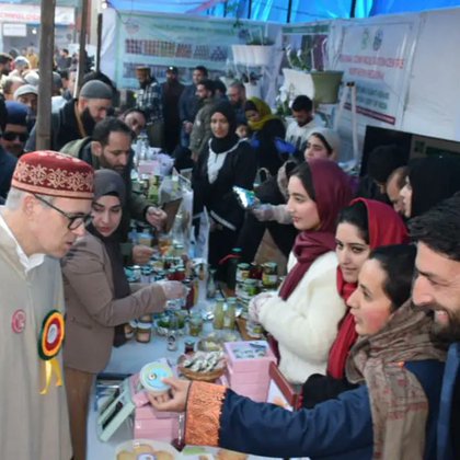Chief Minister Omar Abdullah interacting with some start up promotesr at Gongul 2026 in SKUAST-K premises