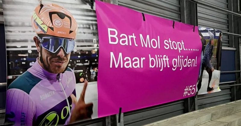 Bart Mol tijdens een schaatswedstrijd op natuurijs, vlak voor het afscheid van zijn carrière