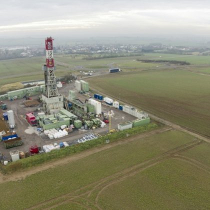 Vue aérienne du forage de Pontpierre, en Moselle, le 23 janvier 2026 ( AFP / Jean-Christophe VERHAEGEN )