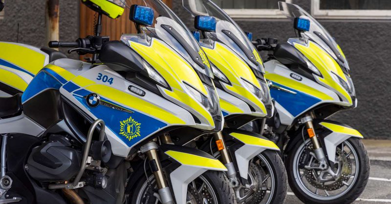 Lögreglubifreiðar við Lögreglustöðina við Hverfisgötuna