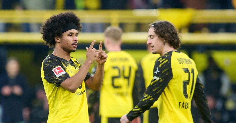 BVB-Profi Karim Adeyemi hebt beide Zeigefinger in die Luft, Fabio Silva läuft an ihm vorbei.