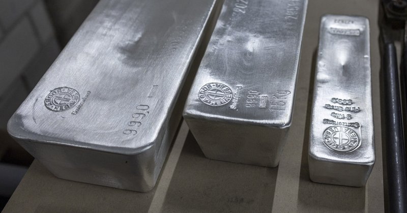 صورة لسبائك فضة في مصنع للسبائك بمندريسيو في سويسرا. الصورة من أرشيف رويترز.