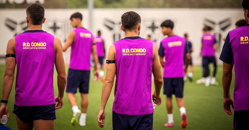 Jugadores FC Barcelona entrenando con petos R.D. Congo Coeur de l’Afrique acuerdo patrocinio sportwashing