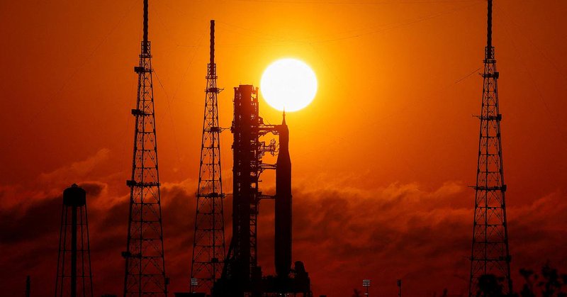 La fusée SLS de la Nasa sur son pas de tir à Cap Canaveral, avant le décollage prévu le 1er avril prochain pour la mission Artemis II, qui fera faire une boucle autour de la Lune à quatre astronautes.