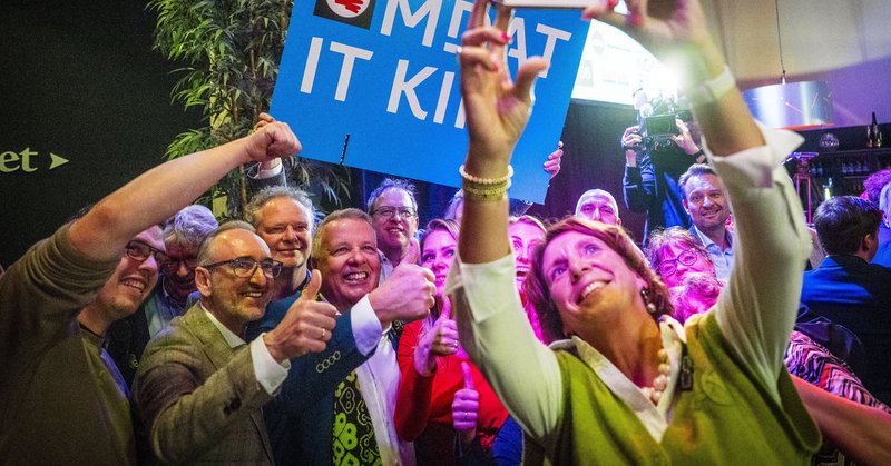 BBB'ers kijken in een theater in Dokkum naar de voorlopige uitslagen van de gemeenteraadsverkiezingen.