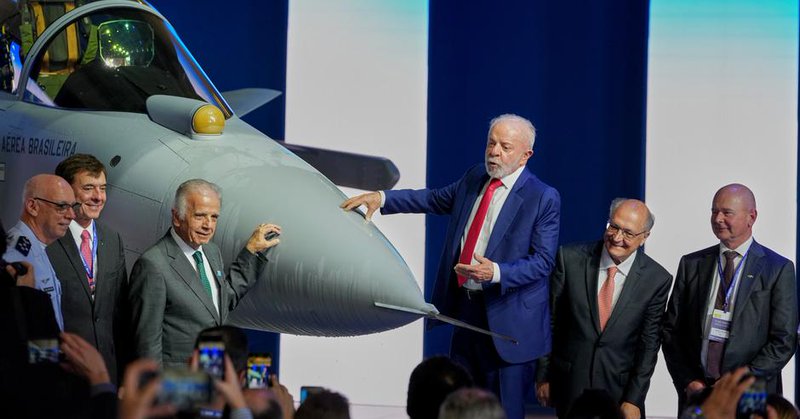 De izquierda a derecha, el comandante de la Fuerza Aérea Brasileña, Marcelo Kanitz Damasceno; el director ejecutivo de Embraer, Francisco Gomes Neto; el ministro de Defensa, José Mucio; el presidente brasileño, Lula da Silva; el vicepresidente, Geraldo Alckmin, y el director ejecutivo de Saab, Micael Johansson.