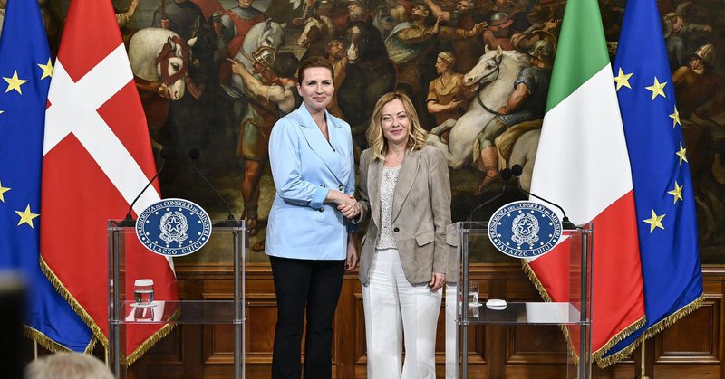 De Deense premier Mette Frederiksen (links) en haar Italiaanse collega Giorgia Meloni, donderdag op een persconferentie. Foto Riccardo Antimiani / EPA