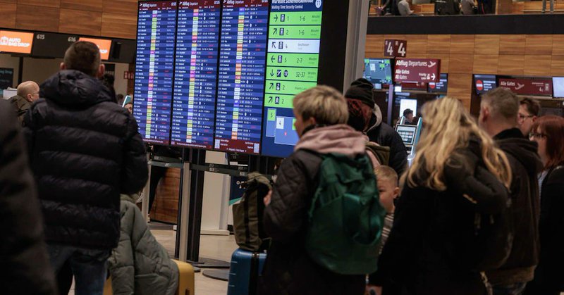 Fluggäste warten am Hauptstadtflughafen BER.