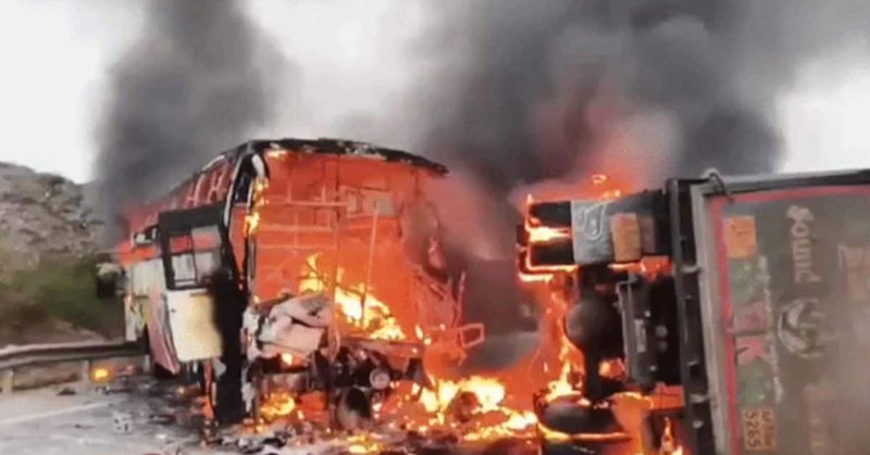 આંધ્ર પ્રદેશમાં ભયાનક અકસ્માતઃ ટ્રક સાથે ભયાનક ટક્કર બાદ બસમાં લાગી ભીષણ આગ, 12 મુસાફરોના મોત