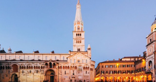 Piazza Grande a Modena all'imbrunire