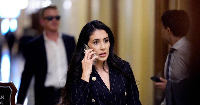 Het Republikeinse Congreslid Anna Paulina Luna loopt uit het Huis van Afgevaardigden na een reeks stemmingen eerder deze maand.