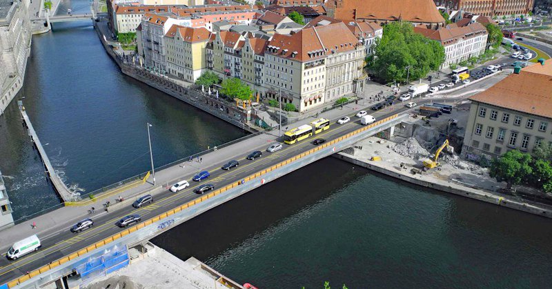 Eine von vielen Problembrücken: Ein Teil der Mühlendammbrücke in Mitte wurde bereits abgerissen. In diesem Jahr soll die zweite Hälfte folgen. In dem Spannbetonbauwerk von 1968 wurde rissgefährdeter Hennigsdorfer Spannstahl verbaut.