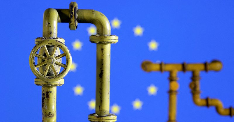 Model of natural gas pipeline and EU flag, July 18, 2022. REUTERS/Dado Ruvic/Illustration/File Photo