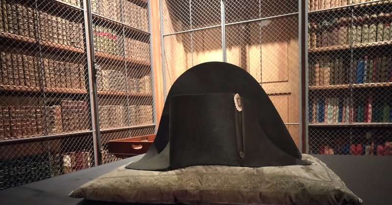 «Un miracle historique» : comment un exceptionnel bicorne de Napoléon oublié dans les réserves du château de Chantilly vient d’être authentifié