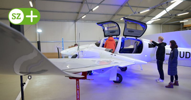 Die TU Dresden bekommt ein eigenes Flugzeug für die Forschung. Es wurde am Donnerstagnachmittag am Flugplatz Kamenz in Dienst gestellt.