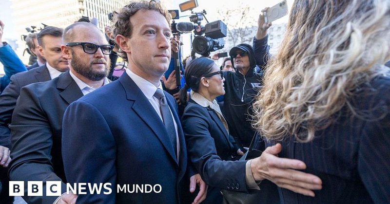 Mark Zuckerberg rodeado de gente en las inmediaciones de la corte
