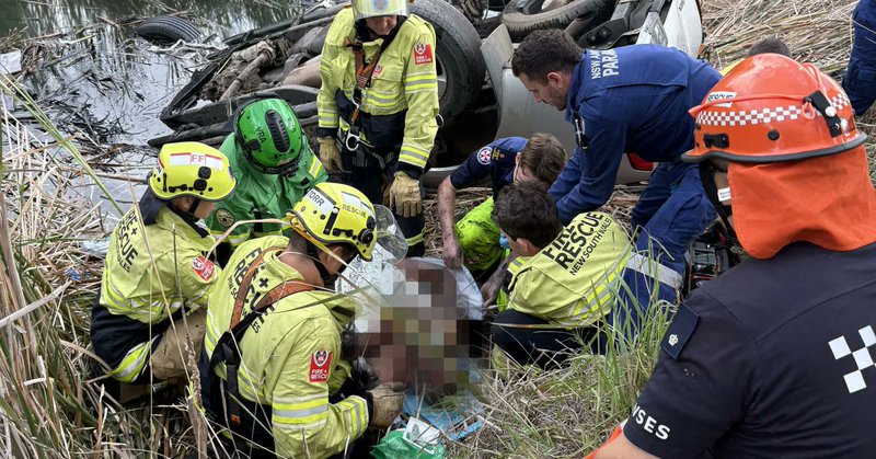 Australische man drie dagen na auto-ongeval gered uit beek
