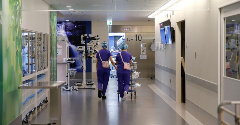 写真は2021年5月、大阪府高槻市内の病院で撮影。REUTERS/Akira Tomoshige