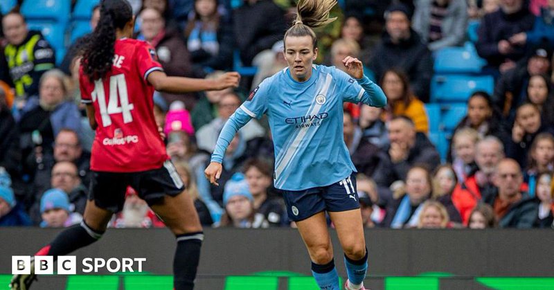 Lauren Hemp playing Manchester United at the Etihad