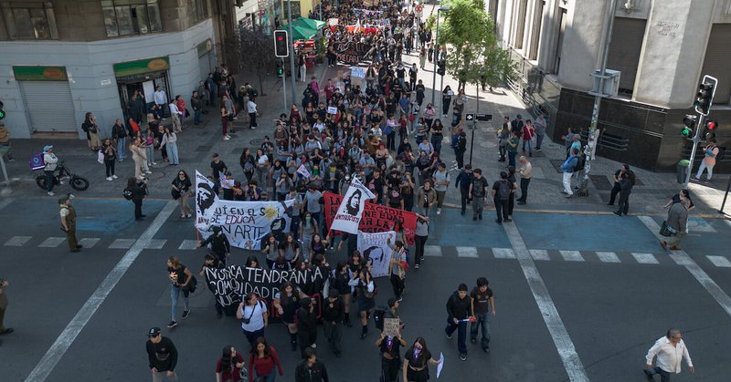 Estudiantes salieron a marchar este jueves en el centro de Santiago (Foto: Aton)