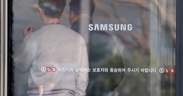 삼성전자 노동조합 공동교섭단이 총파업 찬반 투표에 들어간 9일 오전 서울 서초구 삼성전자 서초사옥에 직원들이 들어가고 있다. 조합원 투표는 오는 9일부터 18일까지 진행되며 쟁의행위 가결시 오는 5월21일부터 6월7일까지 총파업을 진행할 예정이다. 2026.03.09.