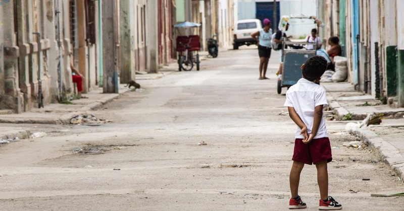Un niño con uniforme escolar en La Habana.