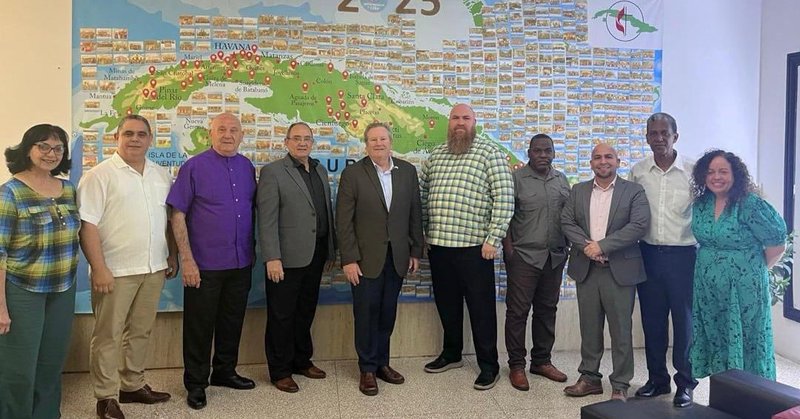 Mike Hammer y miembros de la Alianza de Iglesias Evangélicas en Cuba.