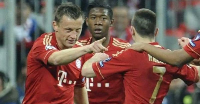 Ivica Olic, delantero del Bayern, celebra su gol al Marsella con sus compañeros.