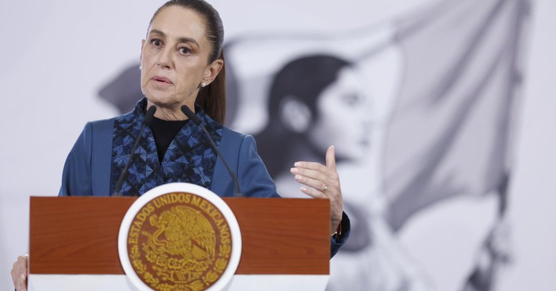 MEX8241. CIUDAD DE MÉXICO (MÉXICO), 27/03/2026.- La presidenta de México, Claudia Sheinbaum, habla durante una rueda de prensa este viernes en Palacio Nacional de la Ciudad de México (México). Sheinbaum destacó que las playas del golfo de México ya están limpias tras el trabajo "permanente" de las autoridades, al tiempo que señaló que su Gobierno está en contacto con las personas afectadas para poder resarcir el...