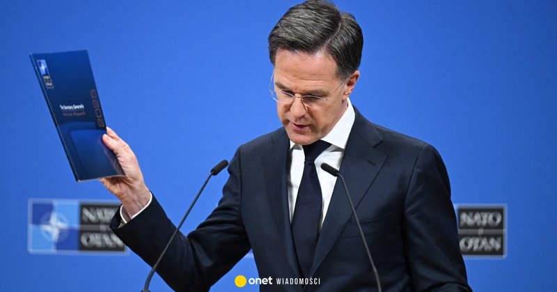 Sekretarz generalny NATO Mark Rutte przedstawia roczne sprawozdanie za rok 2025 podczas konferencji prasowej w Brukseli, 26 marca 2026 r