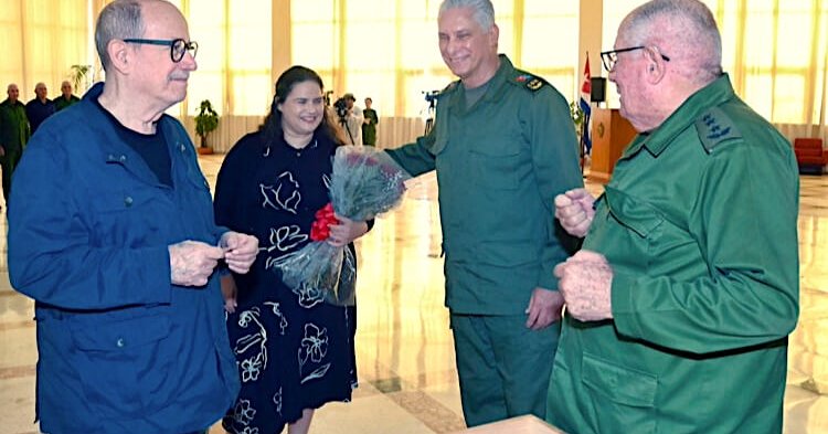 Entrega de un fusil AKM a Silvio Rodríguez.