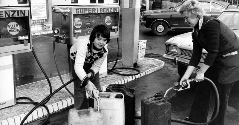 Crisis del petróleo en Alemania de la década de 1970: una mujer y un niño cargan gasolina en bidones en una estación de servicio.