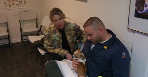 Bert uit Urk! bloednerveus voor castratie van hond Floris: 'Alsof mijn eigen ding eraf moet'