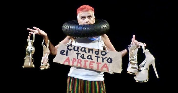 Nelda Castillo durante una presentación escénica.