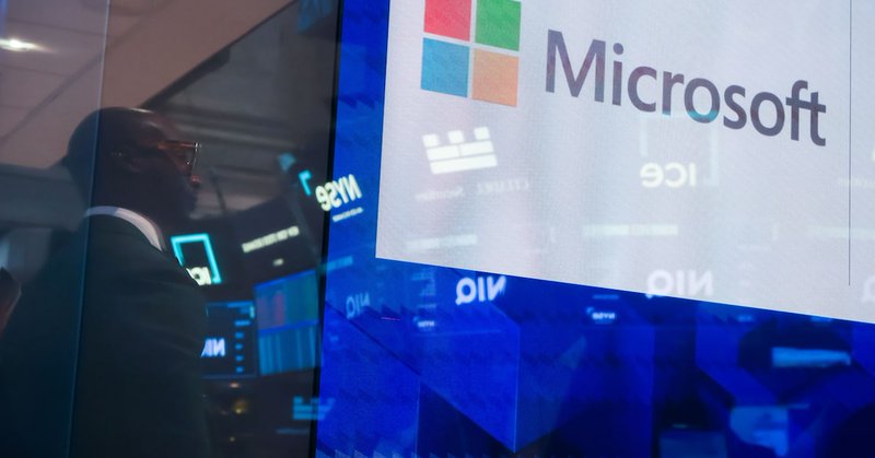 Cartel de Microsoft Corp. en el parqué de la Bolsa de Nueva York (NYSE), en Nueva York (EE. UU.).