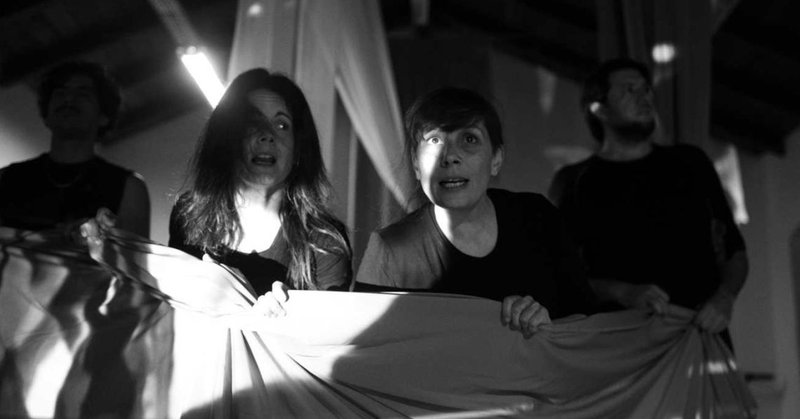 "Una demolición en suspenso".