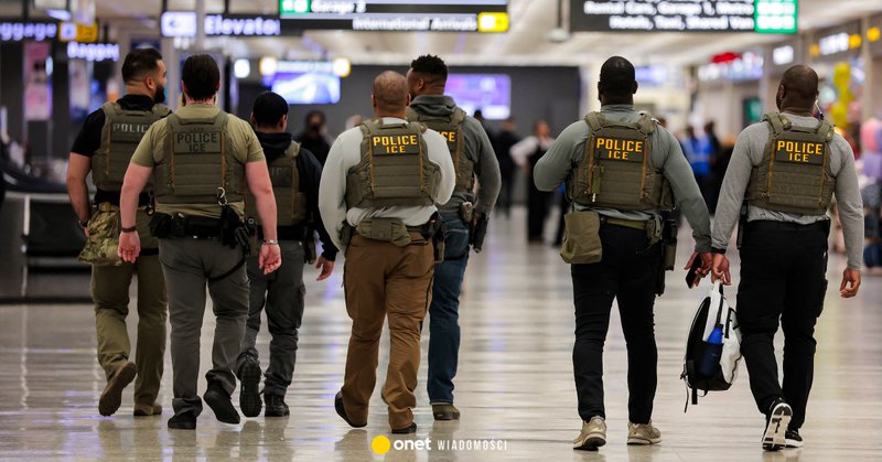 Agenci Służby Imigracyjnej i Celnej (ICE) patrolujący Międzynarodowe Lotnisko Dulles w WIrginii, USA, 24 marca 2026 r.