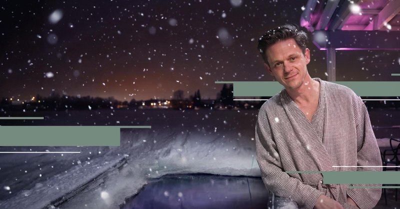 Jo Schück im Bademantel vor einem eisigen Wasserloch in Oulu / Finnland.