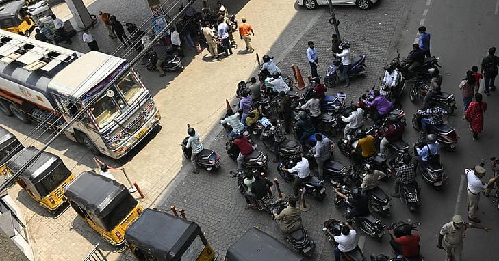 தமிழகத்தில் எரிபொருள் தட்டுப்பாடு இல்லை; வதந்திகளை நம்ப வேண்டாம்: பெட்ரோலியம் டீலர்கள் சங்கம் அறிவிப்பு