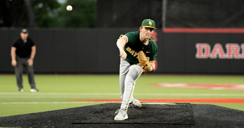 Lucas Davenport pitching at Houston 2026