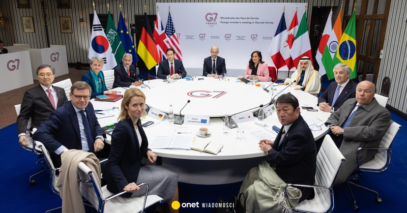 Kaja Kallas (w środku na dole) i Marco Rubio (na krześle przed flagą USA)