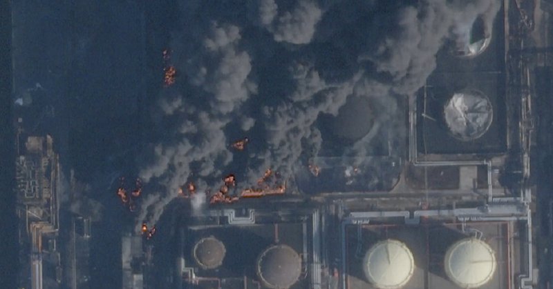 पुतिन यांना मोठा दणका! युक्रेनचा रशियन ऑईल टर्मिनल्सवर भीषण हल्ला; फिनलँडपर्यंत दिसल्या आगीच्या ज्वाळा - Marathi News | Russia's Baltic ports halt oil loadings after massive Ukrainian drone attacks; smoke visible from Finland | Latest International News at Lokmat.com