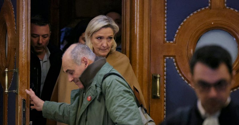 Grâce au refus d’interjeter appel de douze prévenus, Marine Le Pen a pu profiter d’un temps d’audition étendu de treize heures.
