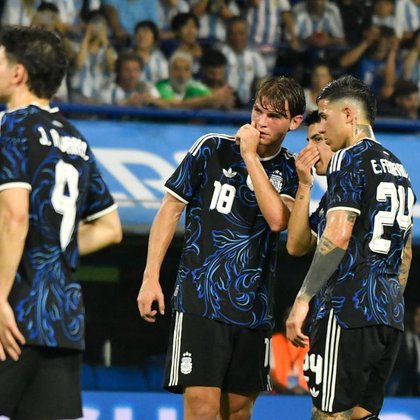 Nicolas Paz, Enzo Fernandez e Thiago Almada no encontro particular da Argentina com a Mauritânia