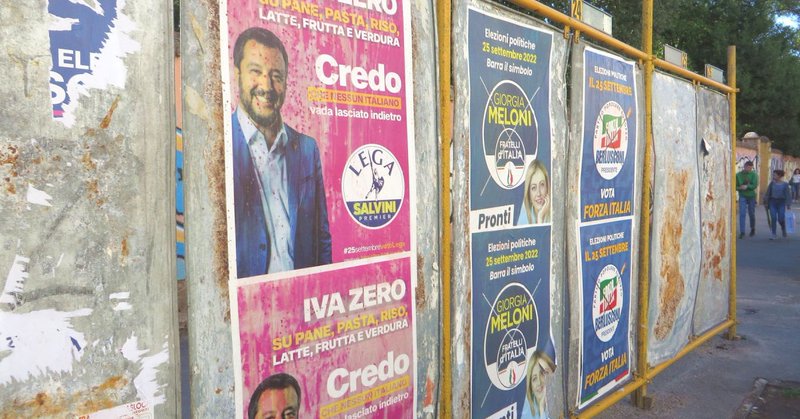 Manifesti elettorali di Fratelli d'Italia, Lega con Salvini e Forza Italia visibili in alcune strade prima delle elezioni a Roma, Italia, il 16 settembre 2022.