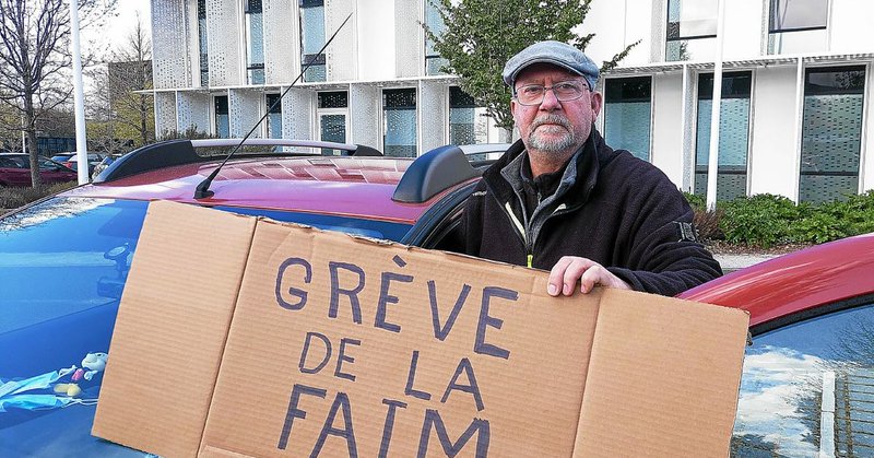 Jean-Christophe S., devant le bâtiment de l’Aide sociale à l’enfance, a entamé une grève de la faim, jeudi 26 mars, pour qu’on le laisse voir son fils aîné. (Le Télégramme/Caroline Lafargue)